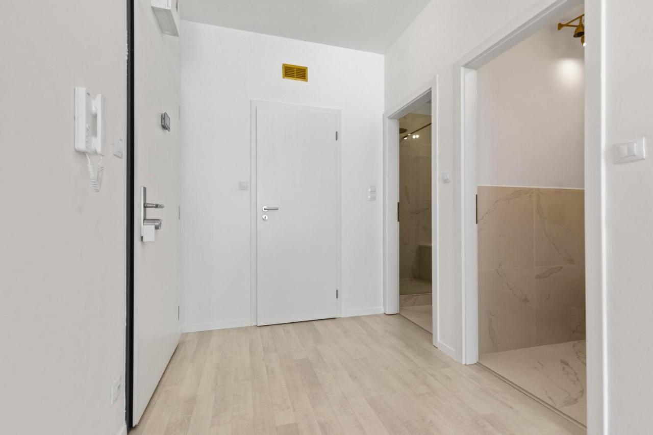 Apartamento Lam Pink - Jacuzzi - Ac - Ps4 Bratislava Exterior foto